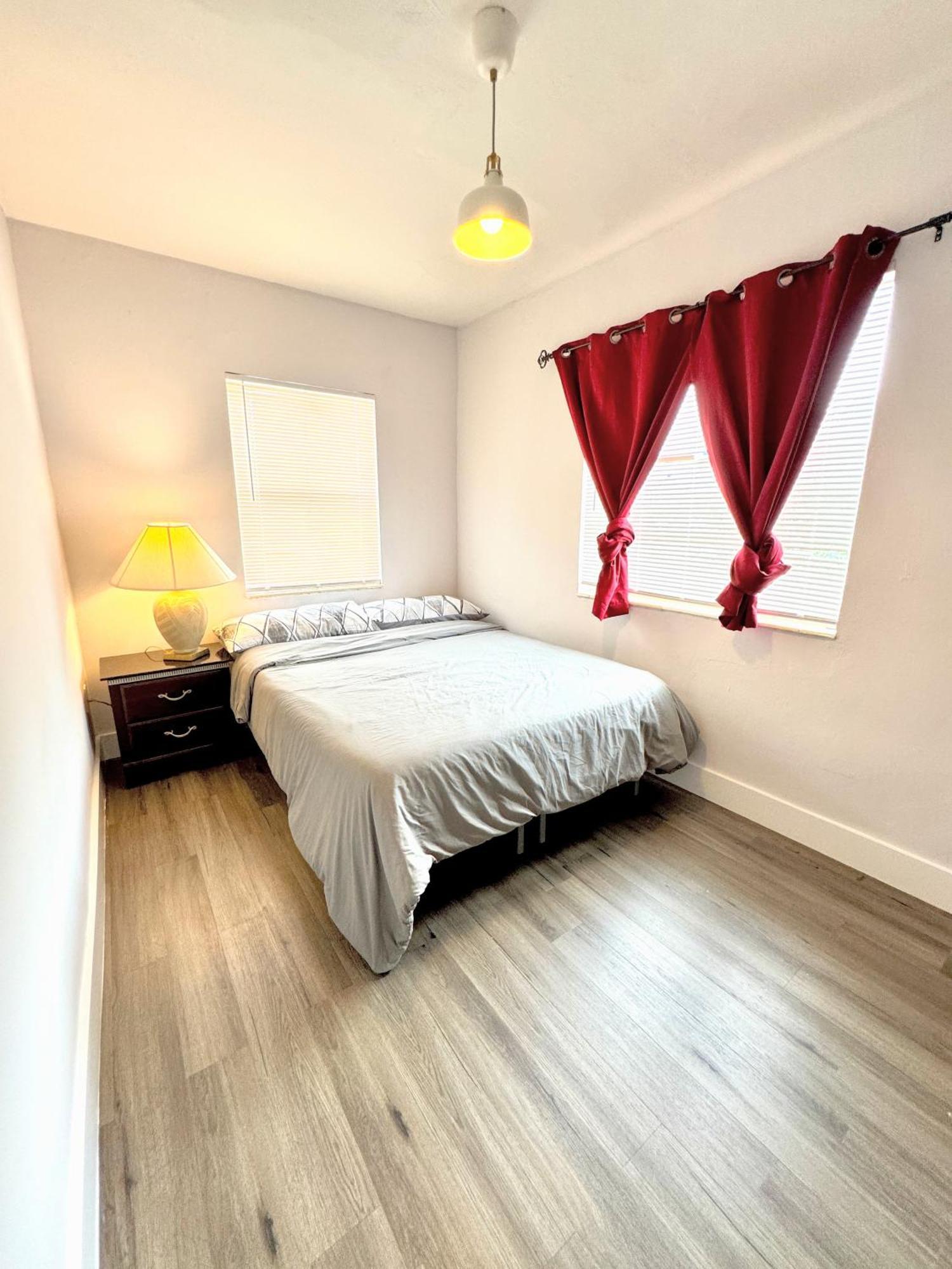 Entire #2, 2pm In - 12pm Out, Parking Apartment Miami